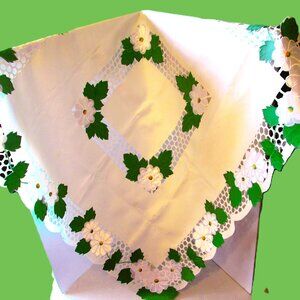 Tablecloth Square white,green & yellow center cutout daisy cluster scalloped edg